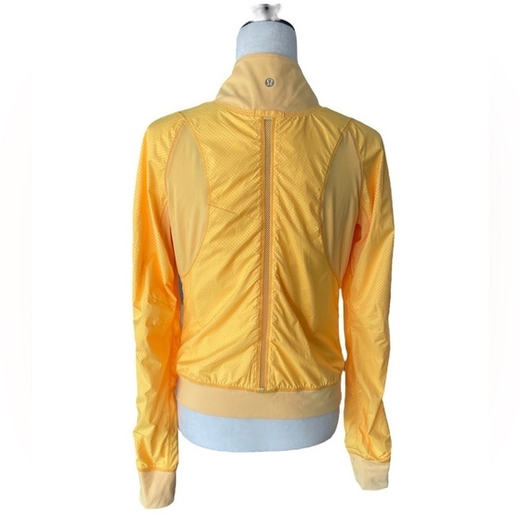 Lululemon Run: Two To Make It True Jacket
Mellow Lemon / Burning Yellow - Picture 2 of 15